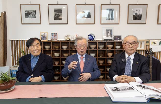 임오년(1942년) 생 말띠로 태어나 울산의 문화예술 현장을 지켜온 원로 예술인들. 왼쪽부터 황우춘 울산예술고 이사장(음악·교육), 박종해 울산예총 고문(문학), 서진길 울산예총 고문(사진). 최지원기자