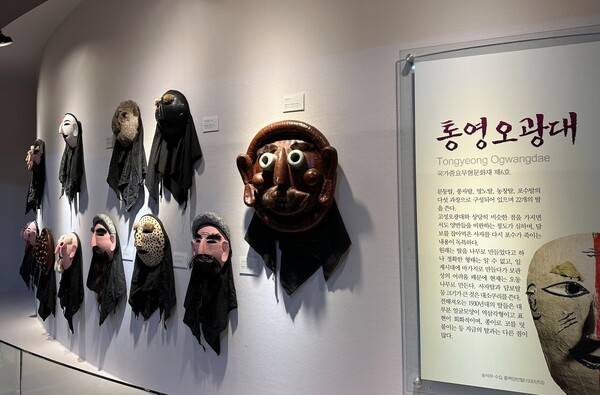 고성탈박물관에 전시된 통영오광대 탈.