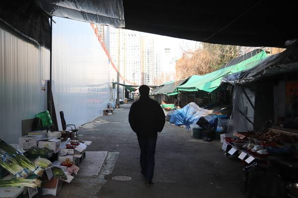 자신이 태어나 살고 있는 마산을 소재로 작업하는 설치미술가 최수환이 회원2동 재개발 지역을 걷고 있다. /이서후 기자
