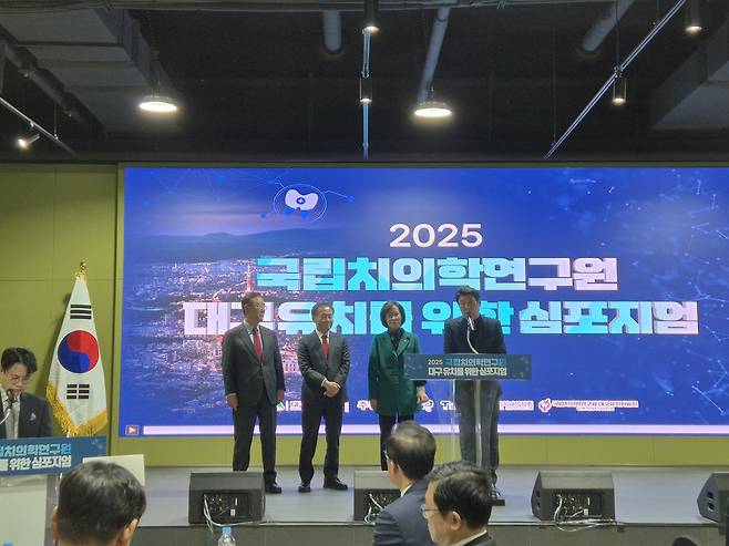 국민의힘 강대식(대구 동구·군위을) 의원이 구랍 13일 대구 호텔수성 수성스퀘어에서 열린 ‘2025 국립치의학연구원 대구유치를 위한 심포지엄’에서 치의학 연구원 대구 유치 당위성에 대해 발언하고 있다. /장은희기자