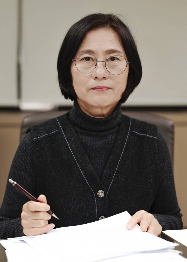 신정민 시인. 정대현 기자 jhyun@