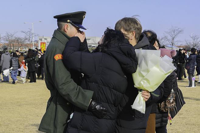 ▲ 2025년 을사년 마지막 해병기수인 신병 1324기가 지난해 12월 31일 해병대 교육훈련단 행사연병장에 도열해 수료식을 마친 후 가족 등과 포옹하며 면회 시간을 가진 모습. 해병대 교육훈련단 제공