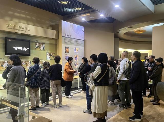 2025년 대구방짜유기박물관에서 열린 특별전에서 관람객들이 전시물들을 보고 있다.