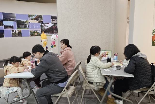 대구향토역사관이 2025년 운영한 상설체험 프로그램에서 가족단위 방문객들이 체험활동을 하고 있다.