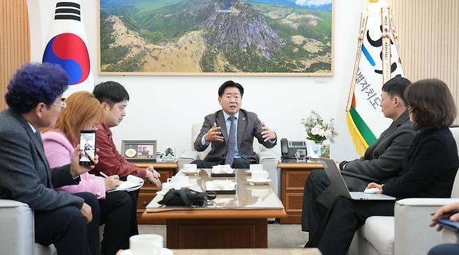 인터뷰는 집무실에서 진행됐다. ⓒ제주의소리