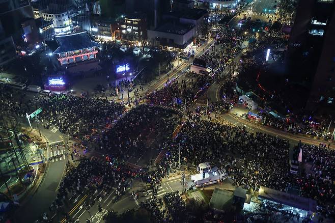 2026년 새해 첫날인 1일 서울 종로 보신각에서 열린 제야의 종 타종행사에서 시민들이 타종 모습을 지켜보고 있다. (사진= 연합뉴스)