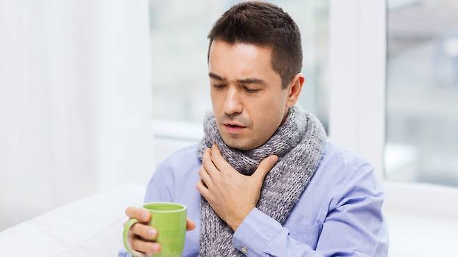 겨울철 건조하고 찬 공기에 노출되면 목감기에 걸리기 쉽다 | 출처: 클립아트코리아