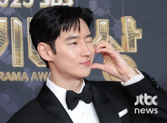 31일 오후 서울 마포구 상암동 SBS에서 'SBS 연기대상' 레드카펫 행사가 열렸다. 배우 배유람, 표예진, 이제훈, 김의성, 장혁진이 참석해 포토타임을 갖고 있다. 박세완 엔터뉴스팀 기자 park.sewan@jtbc.co.kr