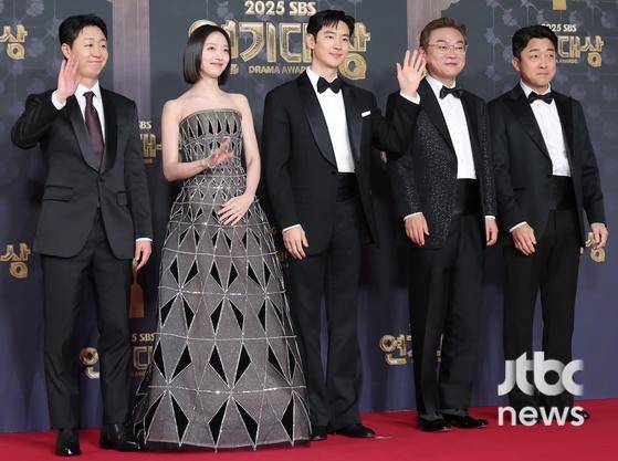 31일 오후 서울 마포구 상암동 SBS에서 'SBS 연기대상' 레드카펫 행사가 열렸다. 배우 배유람, 표예진, 이제훈, 김의성, 장혁진이 참석해 포토타임을 갖고 있다. 박세완 엔터뉴스팀 기자 park.sewan@jtbc.co.kr