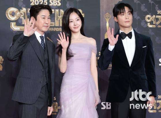 31일 오후 서울 마포구 상암동 SBS에서 'SBS 연기대상' 레드카펫 행사가 열렸다. MC 신동엽, 채원빈, 허남준이 참석해 포토타임을 갖고 있다. 박세완 엔터뉴스팀 기자 park.sewan@jtbc.co.kr