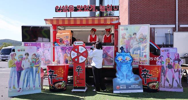 2025 경주 아시아태평양경제협력체(APEC) 정상회의 기간 경북 경주 APEC 국제미디어센터 인근 K-푸드 홍보관에 마련된  농심 부스가 외국인 방문객을 맞이했다.