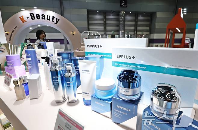 서울 강남구 코엑스에서 열린 '제18회 KITA 해외마케팅 종합대전'에 화장품이 진열돼 있다. 2025.11.26/뉴스1 ⓒ News1 황기선 기자