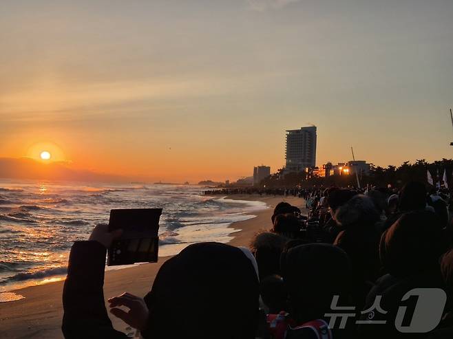 2026년 병오년(丙午年) 새해 첫날인 1일 강원 강릉시 경포해변에서 해가 수평선 위로 떠오르자 시민과 관광객들이 스마트폰으로 장관을 담고 있다. 2026.1.1/뉴스1 ⓒ News1 윤왕근 기자