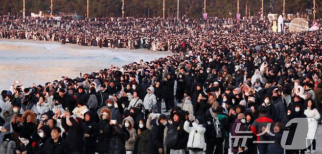 2026년 병오년(丙午年) 새해 첫날인 1일 오전 부산 해운대해수욕장에서 시민들이 새해 첫 해돋이를 감상하고 있다. 2026.1.1/뉴스1 ⓒ News1 윤일지 기자