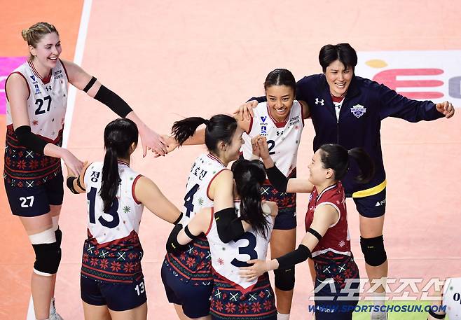 31일 인천 삼산월드체육관에서 열린 V리그 여자부 흥국생명과 현대건설의 경기. 승리를 거둔 현대건설 선수들이 기쁨을 나누고 있다. 인천=송정헌 기자songs@sportschosun.com/2025.12.31/