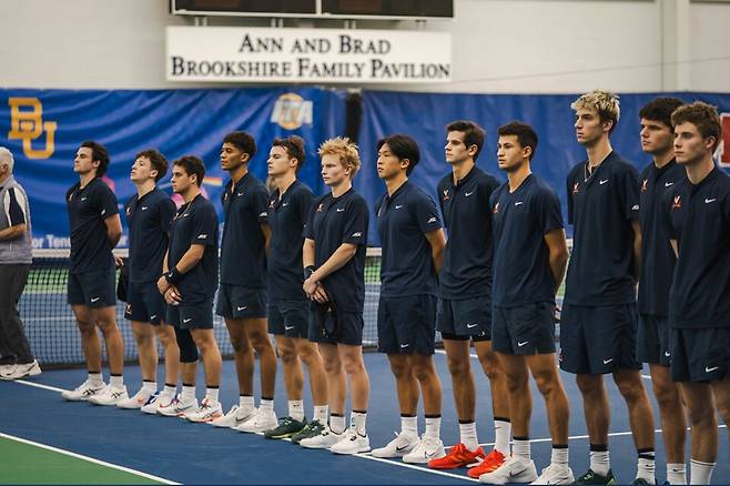 경기 전 선수 소개 시간, 버지니아 대학교 테니스부는 2026년 11명의 선수로 운영된다고 한다 / 김장준 제공