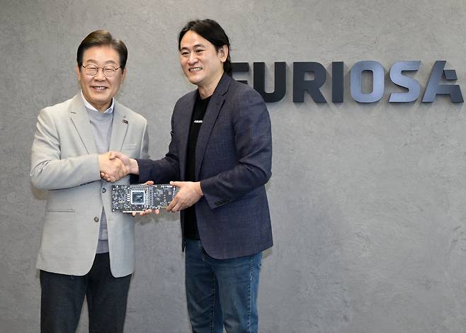 2025년 4월 14일 이재명 당시 더불어민주당 대선 예비후보가 서울 강남구 퓨리오사AI 본사에서 백준호 대표와 기념촬영을 하는 모습. /뉴스1