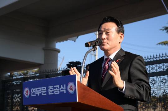 백성현 논산시장이 육군훈련소 정문(연무문) 준공식에서 인사말을 하고 있다. 논산시 제공