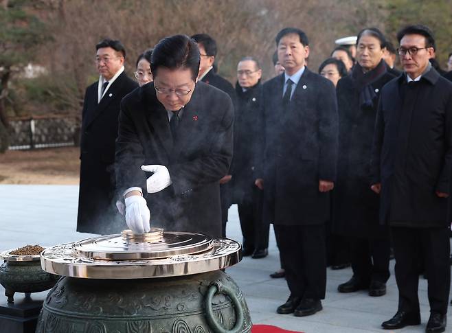 이재명 대통령이 새해 첫날인 1일 서울 동작구 국립서울현충원을 찾아 현충탑에 참배하고 있다. (청와대사진기자단)