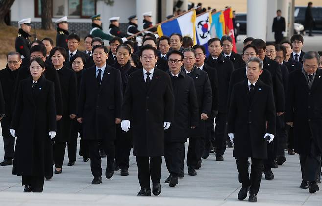 이재명 대통령이 새해 첫날인 1일 서울 동작구 국립서울현충원에서 국무위원 및 참모진과 함께 현충탑에 참배한 뒤 국기에 경례하고 있다. (청와대사진기자단)