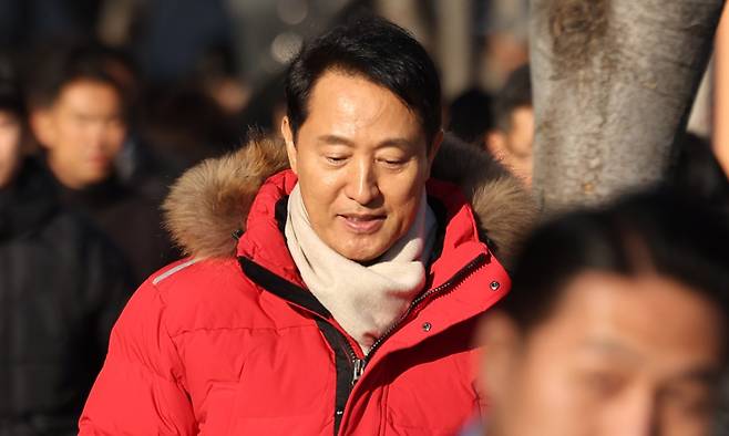 오세훈 서울시장이 1일 오후 서울 종로구 광화문광장에서 열린 사랑의 열매 ‘희망2026나눔캠페인’ 출범식 및 사랑의온도탑 점등식에 참석한 후 이동하고 있다. 

김건희 여사와 ‘정치 브로커’로 알려진 명태균씨의 공천개입 의혹을 수사 중인 특별검사팀이 오세훈 서울시장을 불구속 기소했다. 자신의 후원자에게 여론조사 비용 3300만원을 대납하게 한 혐의다. 뉴시스.