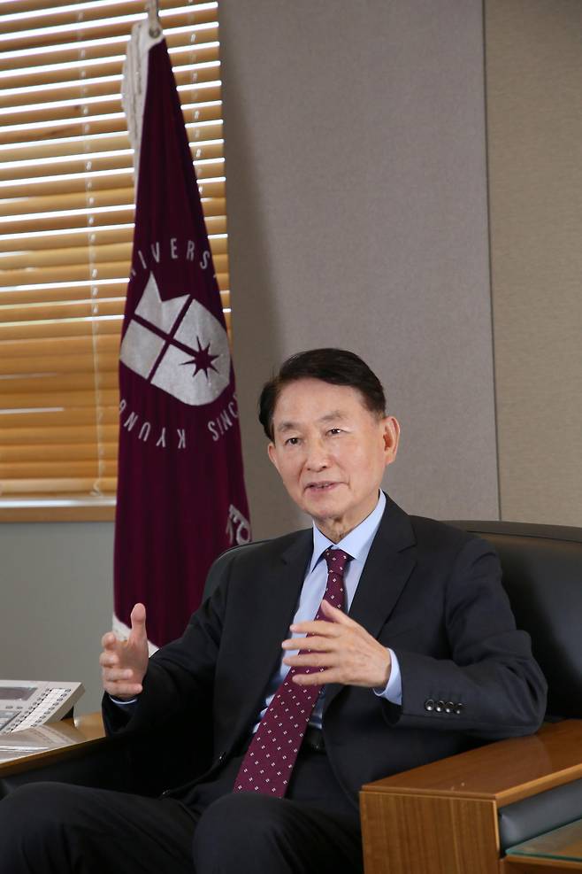 이종근 경성대 총장이 지난달 26일 부산 남구 경성대 총장 집무실에서 동아일보와 인터뷰하고 있다. 그는 “글로컬 대학 30 사업을 통해 한류 문화를 선도하는 대학을 만들 것”이라고 말했다. 경성대 제공