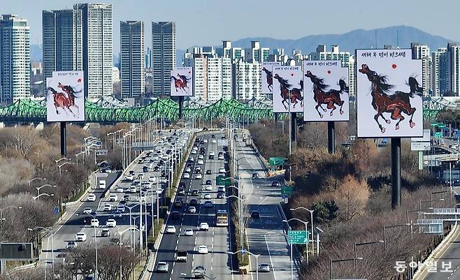 2026년 병오년(丙午年) 새해 첫날인 1일 서울 영등포구 여의상류IC 부근 올림픽대로 여의도 구간에 설치된 ‘로드블록 여의12’에 말이 그려진 새해 인사 미디어아트가 상영되고 있다. 박형기 기자 oneshot@donga.com