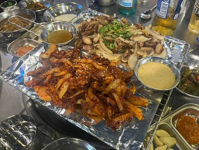 서울 은평구 논번동 ‘녹번꼼장어’의 소금·양념 꼼장어구이. 김도언 소설가 제공