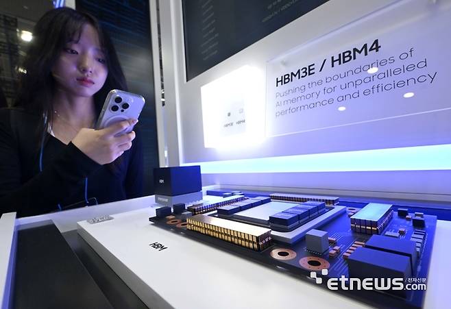 지난 10월 22일 개최된 제27회 반도체대전에서 관람객이 삼성전자 6세대 고대역폭 메모리 'HBM4'를 살펴보고 있다. 김민수기자 mskim@etnews.com