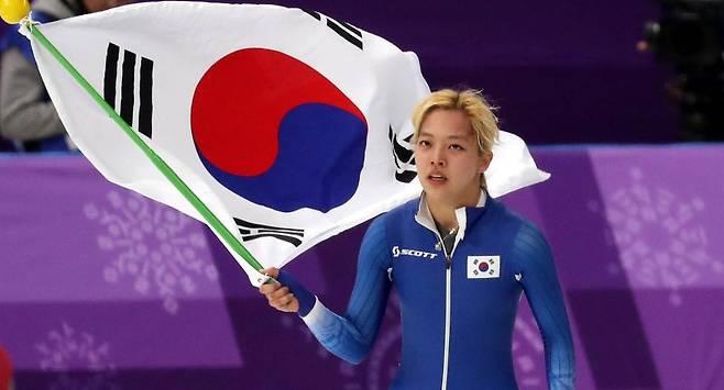 강원 강릉 스피드 스케이팅 경기장에서 열린 2018 평창 동계올림픽 스피드 스케이팅 여자 매스스타트 결승 경기. 은메달을 차지한 김보름이 태극기를 들고 트랙을 돌고 있다.뉴시스