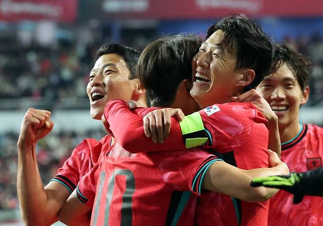 지난 11월14일 대전 유성구 대전월드컵경기장에서 열린 축구 국가대표팀 평가전 대한민국과 볼리비아의 경기에서 선취골을 넣은 손흥민이 이재성을 껴안은 채 기뻐하고 있다. 뉴시스