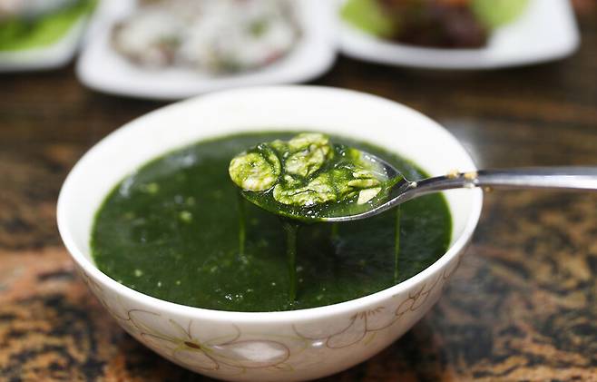 고흥 겨울 제철 먹거리에 매생이 요리도 있다. 박미향 기자