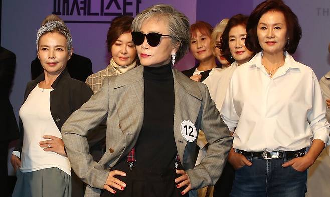 2019년 9월 26일 서울 강남구 현대백화점 압구정본점 컬쳐파크에서 열린 시니어 패셔니스타 콘테스트에서 참가자들이 런웨이 무대에서 포즈를 취하고 있다. 연합뉴스