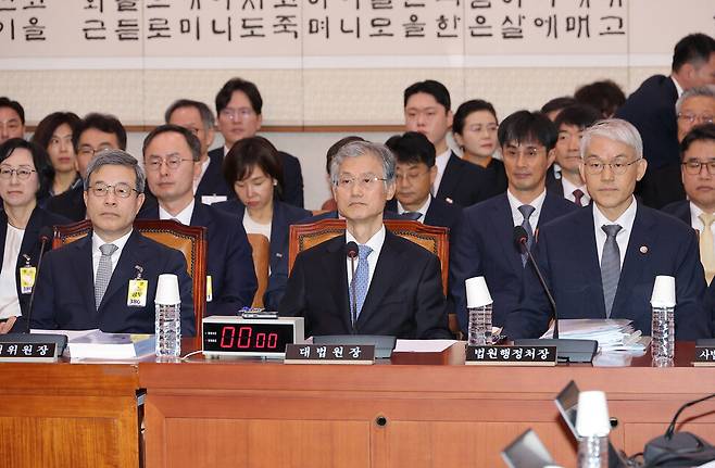 이재명 정부 첫 국정감사가 시작된 10월13일 서울 여의도 국회에서 열린 법제사법위원회 국정감사에 조희대 대법원장이 출석해 있다. 연합뉴스
