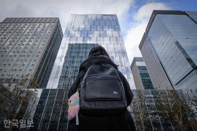 취업준비생 김모씨가 지난달 15일 서울 종로구 청계천 인근에서 높은 건물들을 바라보고 있다. 임지훈 인턴기자