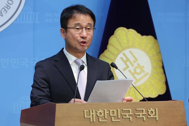 한병도 국회 예산결산특별위원장이 지난해 12월 국회 소통관에서 내년 예산안이 여야 합의에 이르지 못하고 본회의에 자동 부의된 것과 관련해 협상 상대인 국민의힘을 비판하고 있다. 연합뉴스