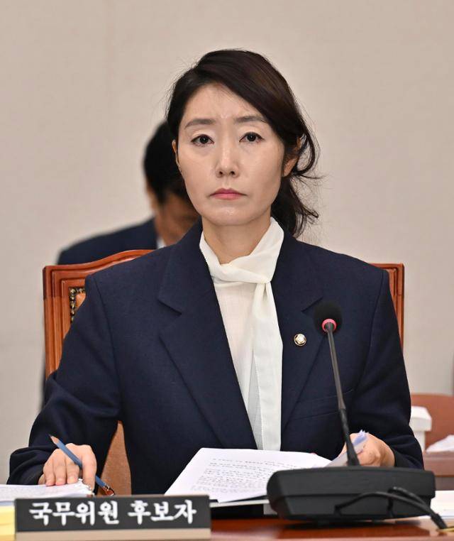 2025년 7월 여성가족부 장관 후보자로 지명된 강선우 더불어민주당 의원이 국회 여성가족위원회 인사청문회에서 답변을 준비하고 있다. 정다빈 기자