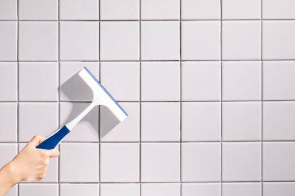 샤워를 마치자마자 문을 닫고 나가면 화장실에 곰팡이가 피기 쉽다. 화장실 물기를 제거하거나 환기하는 습관을 들이면 호흡기 건강을 관리하는 데 도움이 된다. /사진=클립아트코리아