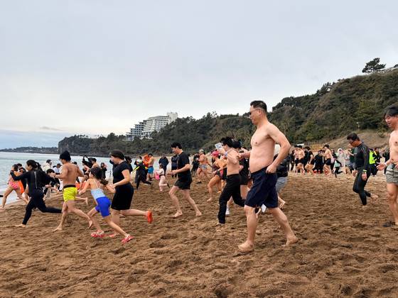 1일 낮 12시 제27회 서귀포 겨울바다 국제펭귄수영대회 참가자들이 중문색달해수욕장의 겨울 바닷물에 뛰어들고 있다. 최충일 기자