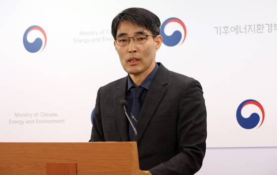 서영태 기후에너지환경부 녹색전환정책관이 지난해 12월 31일 세종시 정부세종청사에서 2026년도 전기차 구매보조금 개편 방안을 브리핑 하고 있다. [뉴시스]