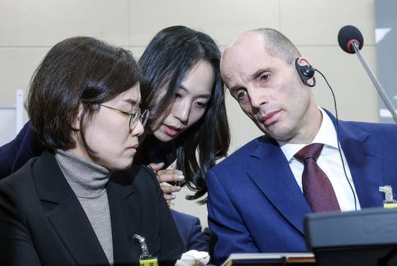 지난해 12월 30일 국회에서 열린 '쿠팡 침해사고 및 개인정보 유출, 불공정 거래, 노동환경 실태 파악과 재발방지 대책 마련을 위한 청문회'에 출석한 해롤드 로저스 쿠팡 임시대표가 관계자와 대화하고 있다. 김성룡 기자