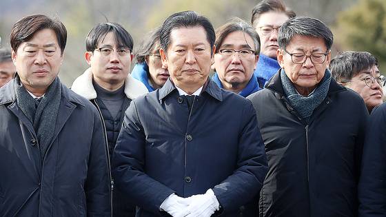 정청래 더불어민주당 대표가 1일 오후 경남 김해 진영읍 봉하마을을 찾아 고 노무현 전 대통령 묘역을 참배하고 있다. 뉴스1