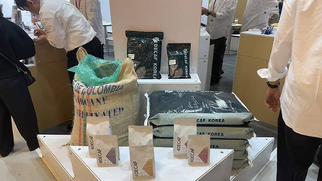 Decaf Korea displays their products at this year's Seoul International Cafe Show on Nov. 11. [WOO JI-WON]