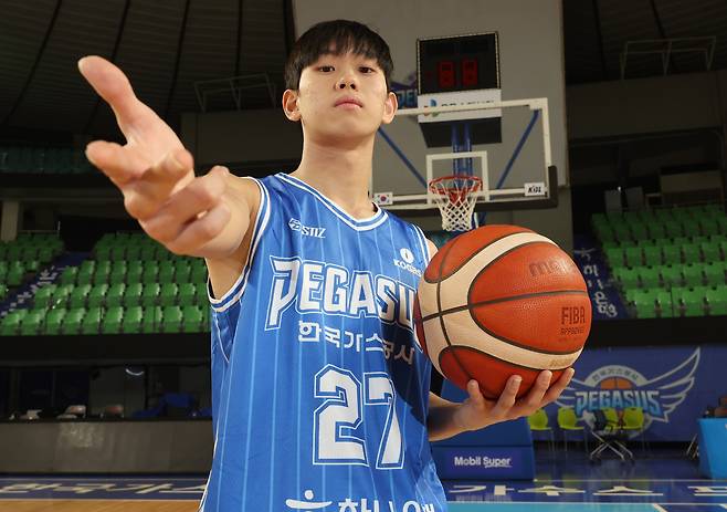 Daegu Kogas Pegasus player Yang Woo-hyeok poses for a photo after an interview with the JoongAng Ilbo at Daegu Gymnasium on Dec. 30, 2025. [SONG BONG-GEUN]