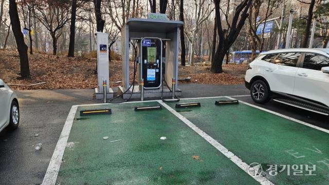 지난해 31일 오전 인천문화예술회관 공영주차장. 800면에 이르는 주차면 가운데 전기차 충전소가 있는 전용주차면은 2면에 불과하다. 박기웅기자