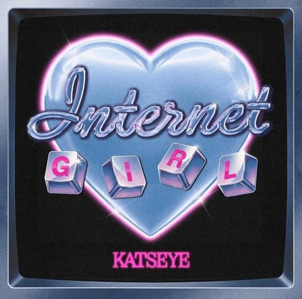 그룹 KATSEYE(캣츠아이)의 신곡 ‘Internet Girl’(인터넷 걸) 음원이 1월 2일 0시 정식 발매된다. 새해 첫날 KATSEYE가 글로벌 팬들에게 전하는 선물 같은 트랙(Fan Favorite Track)이다.