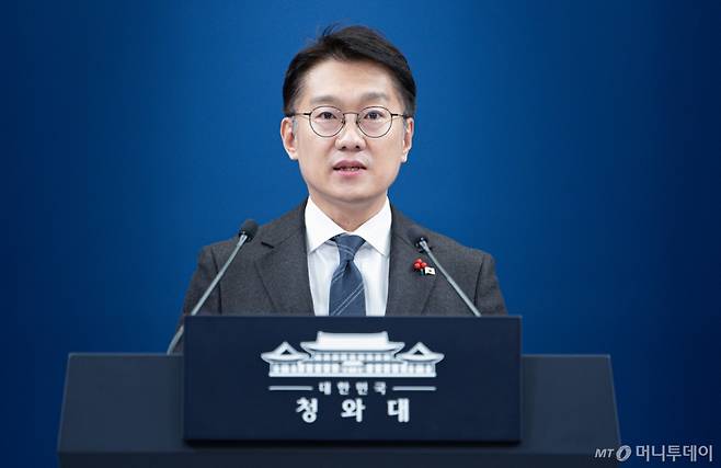 (서울=뉴스1) 이재명 기자 = 김남준 대통령실 대변인이 24일 청와대 춘추관에서 희귀질환 환우·가족 현장소통 관련 브리핑을 하고 있다. 2025.12.24/뉴스1  Copyright (C) 뉴스1. All rights reserved. 무단 전재 및 재배포,  AI학습 이용 금지. /사진=(서울=뉴스1) 이재명 기자
