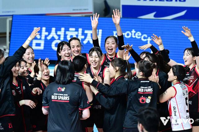 새해 첫날 경기를 3-0 승리로 마친 정관장./KOVO