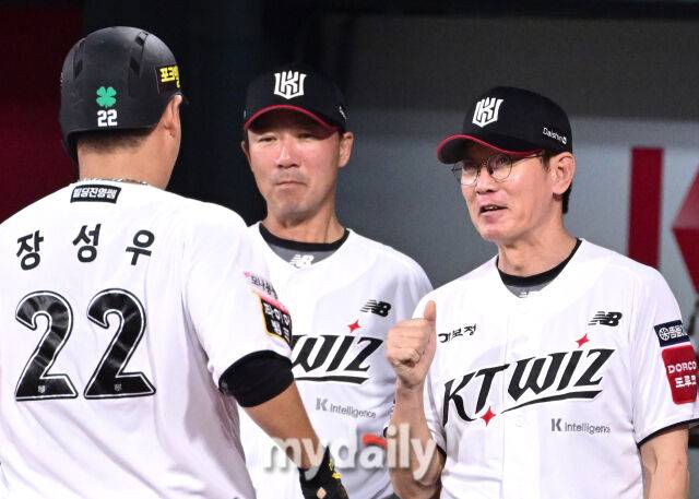 2025년 9월 3일 오후 경기도 수원KT위즈파크에서 열린 '2025 신한 SOL뱅크 KBO 리그' 롯데 자이언츠와 KT 위즈의 경기. KT 장성우가 6회말 2사 2루서 2점 홈런을 친 뒤 이강철 감독의 축하를 받고 있다./마이데일리