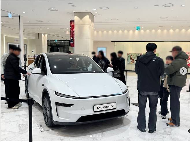 광주신세계 테슬라코리아 팝업스토어에서 고객들이 모델Y 차량을 살펴보고 있다 [테슬라코리아]